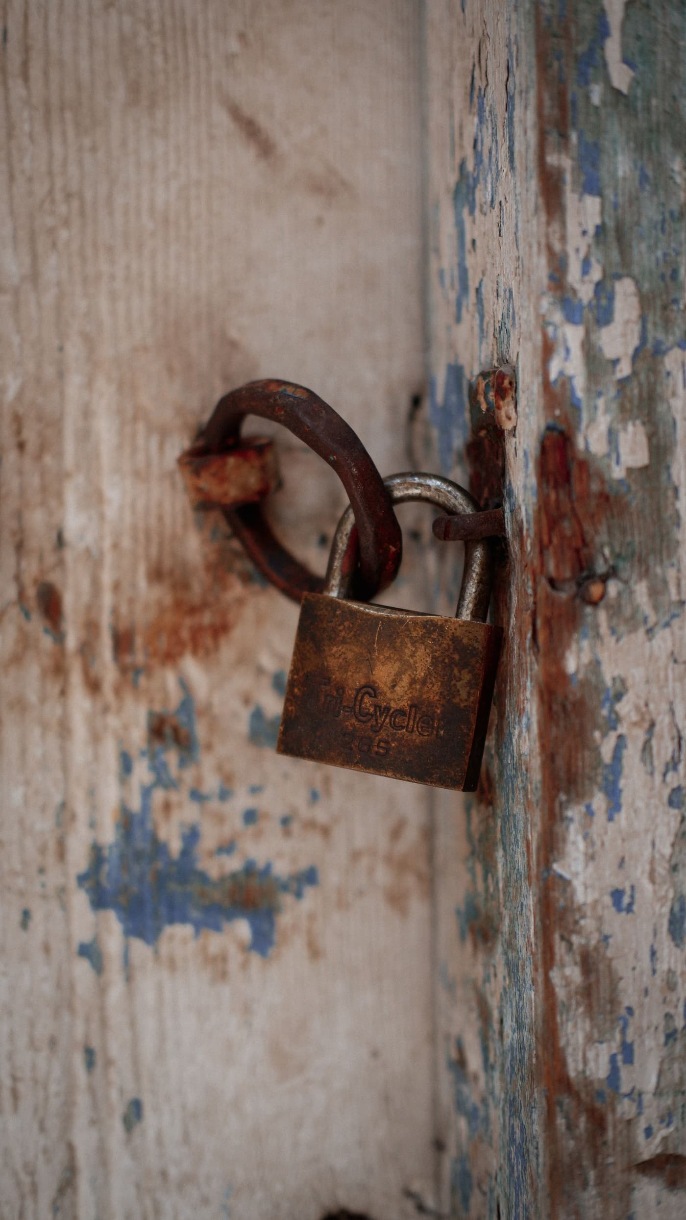 rusted padlock keyhole macro מנעול חלוד ומפתח מקרוב