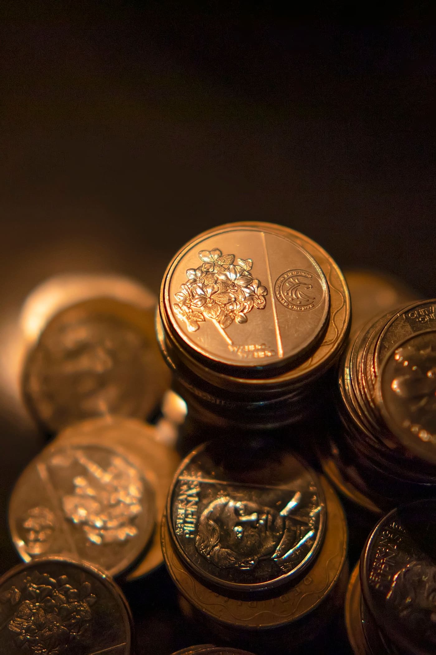 stacked coin edges macro ערימות מטבעות מקרוב