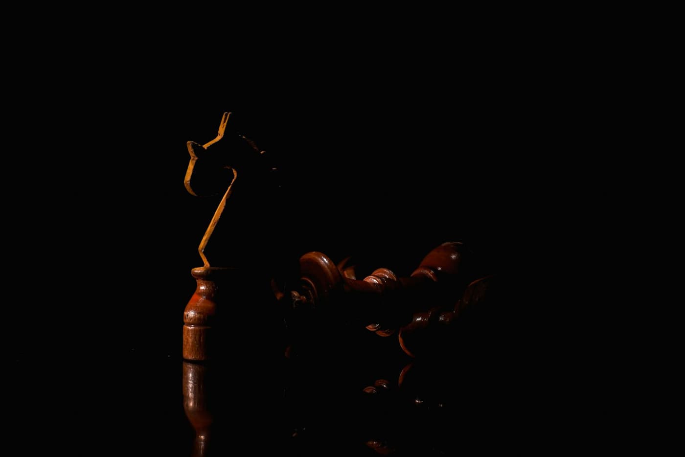 wooden gavel grain macro פטיש עץ של בית משפט מקרוב על רקע כהה